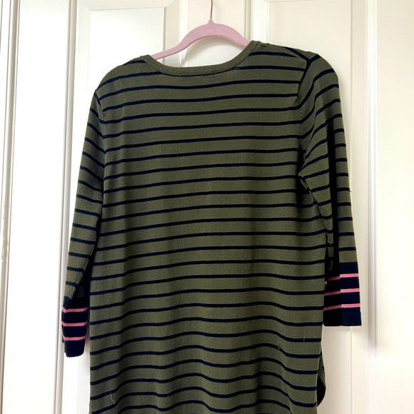 Green and black sweater with pink striped sleeves modern women’s size Large top - Picture 3 of 3